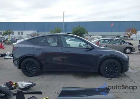 2024 Tesla Model Y Long Range Dual Motor All-Wheel Drive z USA, uszkodzony, nr VIN 7SAYGDEE9RF071449